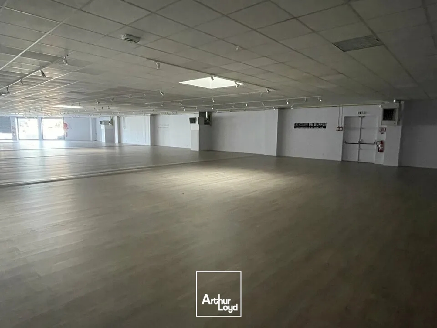 Secteur Sud de Reims - local commercial d'environ 950m2 - À VENDRE - disponible immédiatement