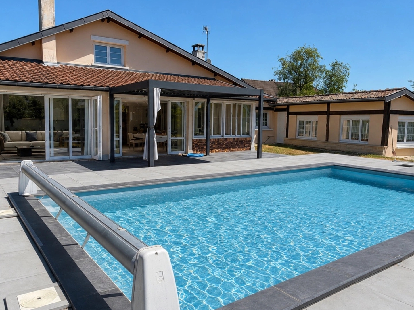VILLA AVEC PISCINE DÉPENDANCES HABITABLES ET PARC ARBORÉ