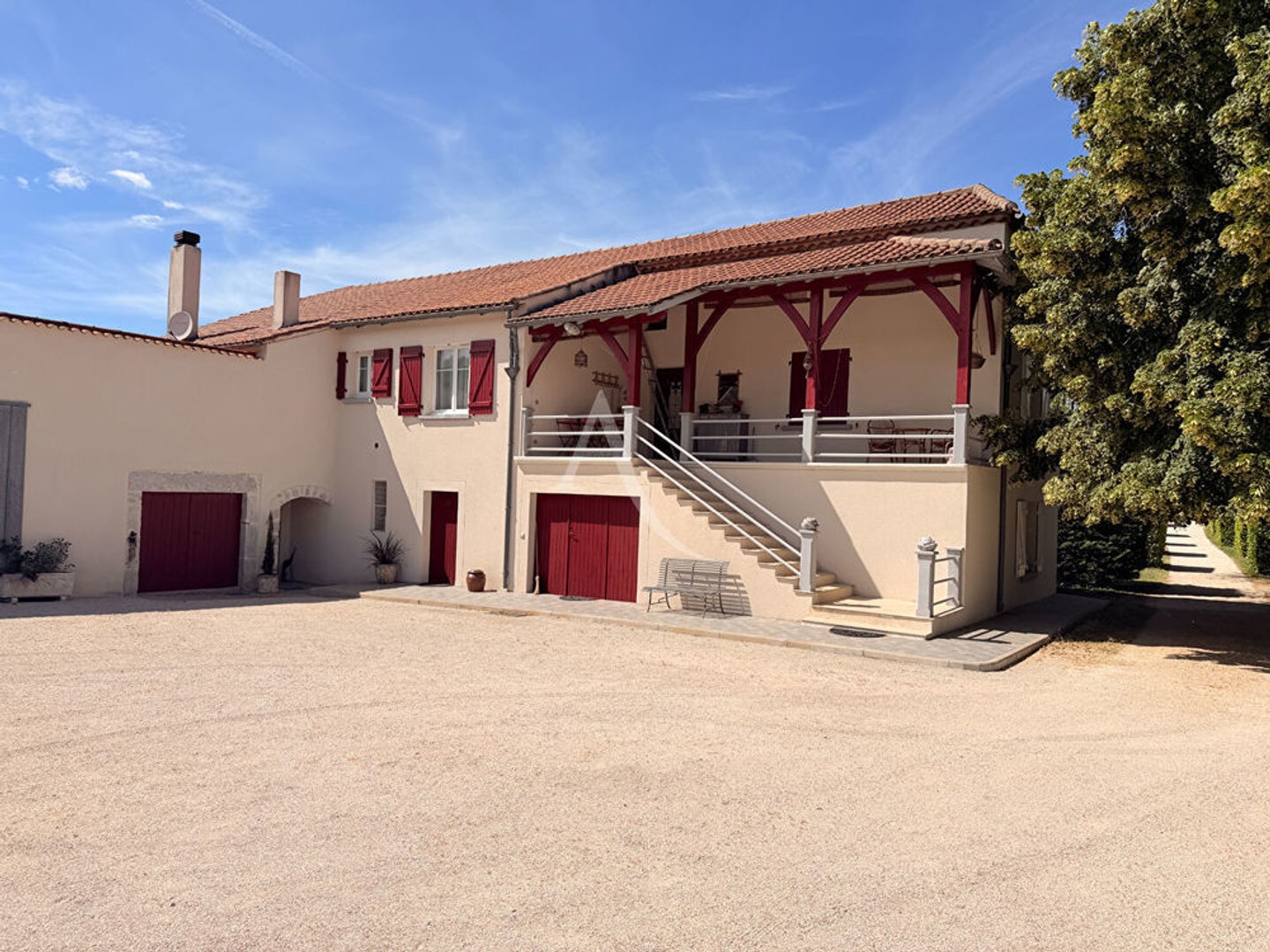 Grande maison avec dépendance et piscine, au calme