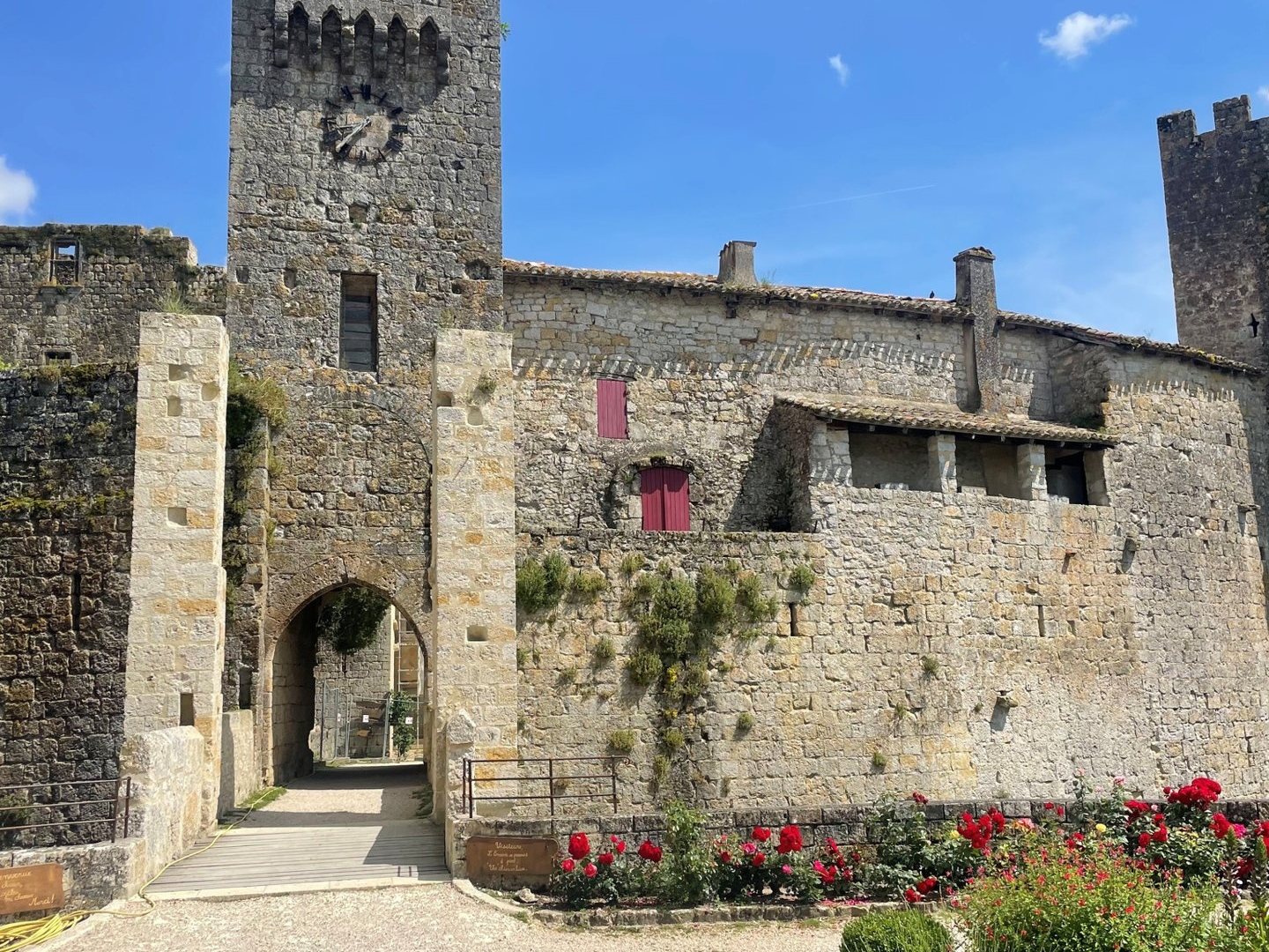 Château du XIII ème à restaurer situé dans le petit village fortifié de Larressingle
