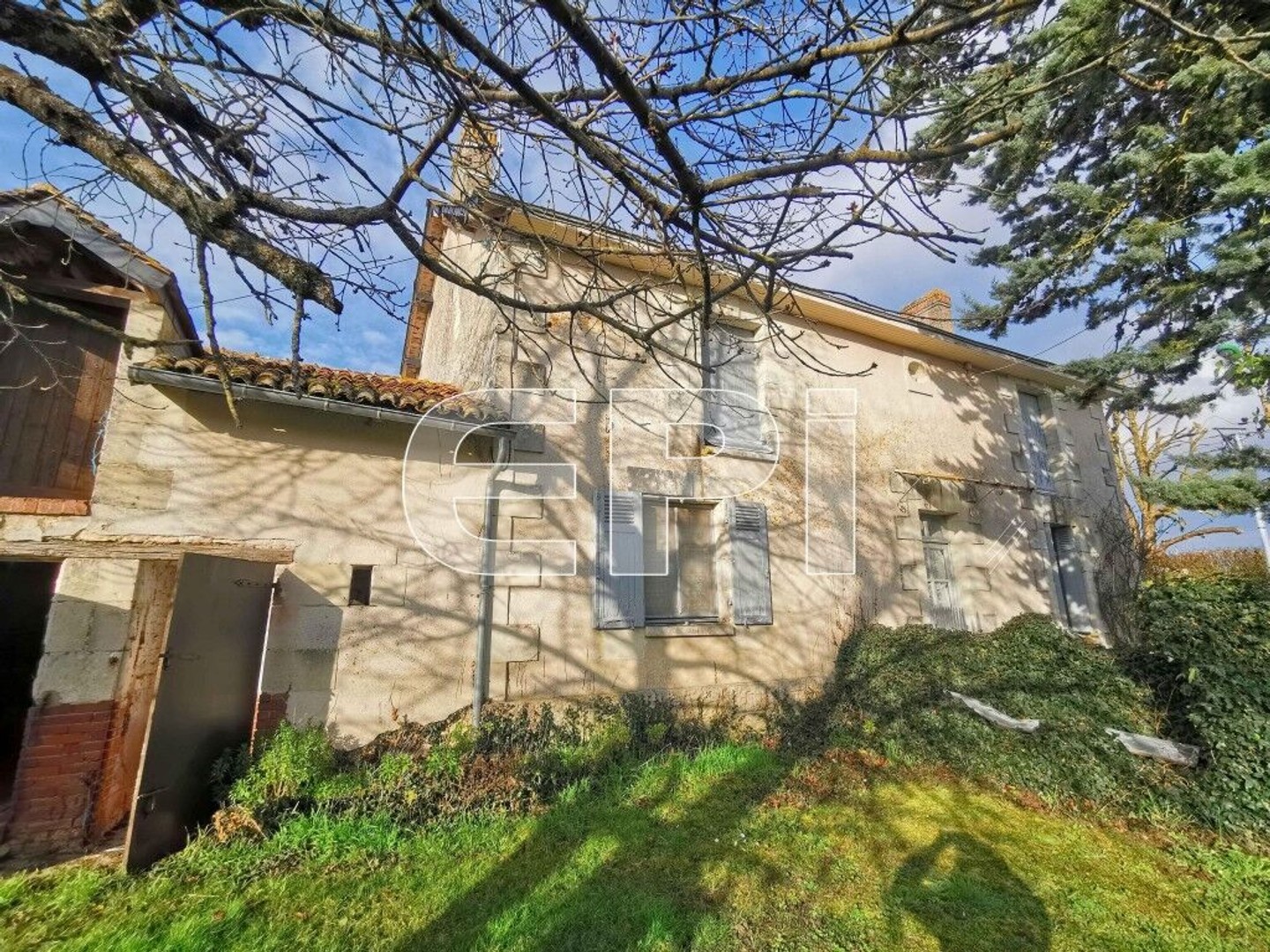 Réf 8049. Nueil-sous-Faye. 1 maison avec 3 dépendances en pier