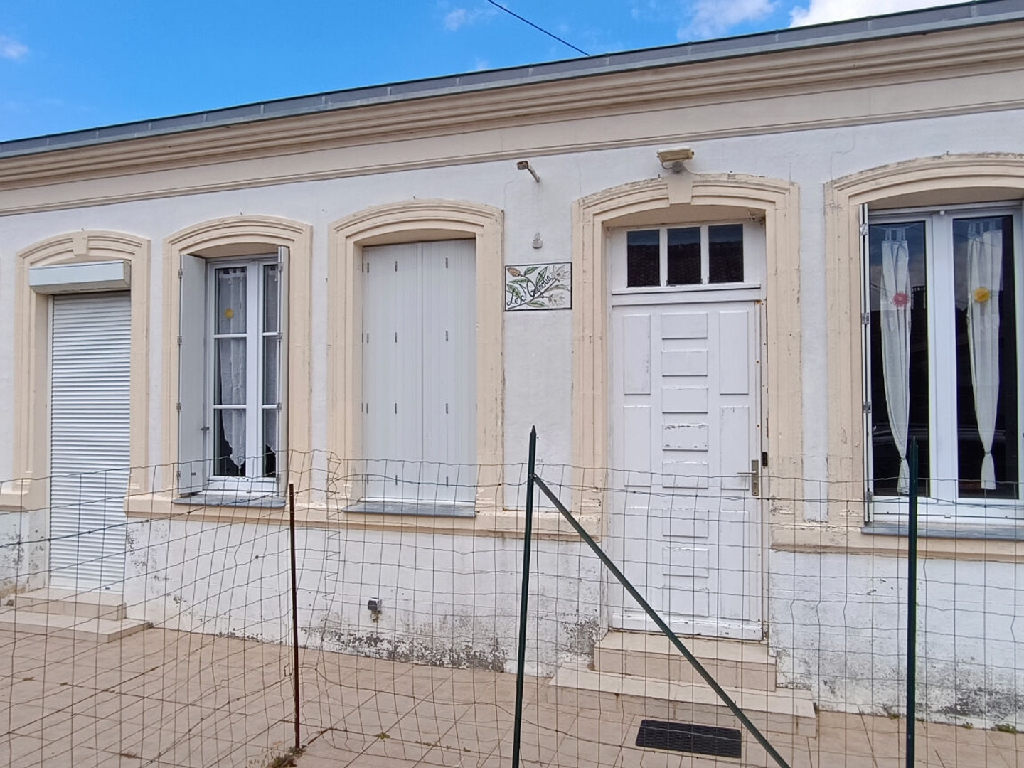 Maison en pierre avec garage et dépendance à finir de rénover