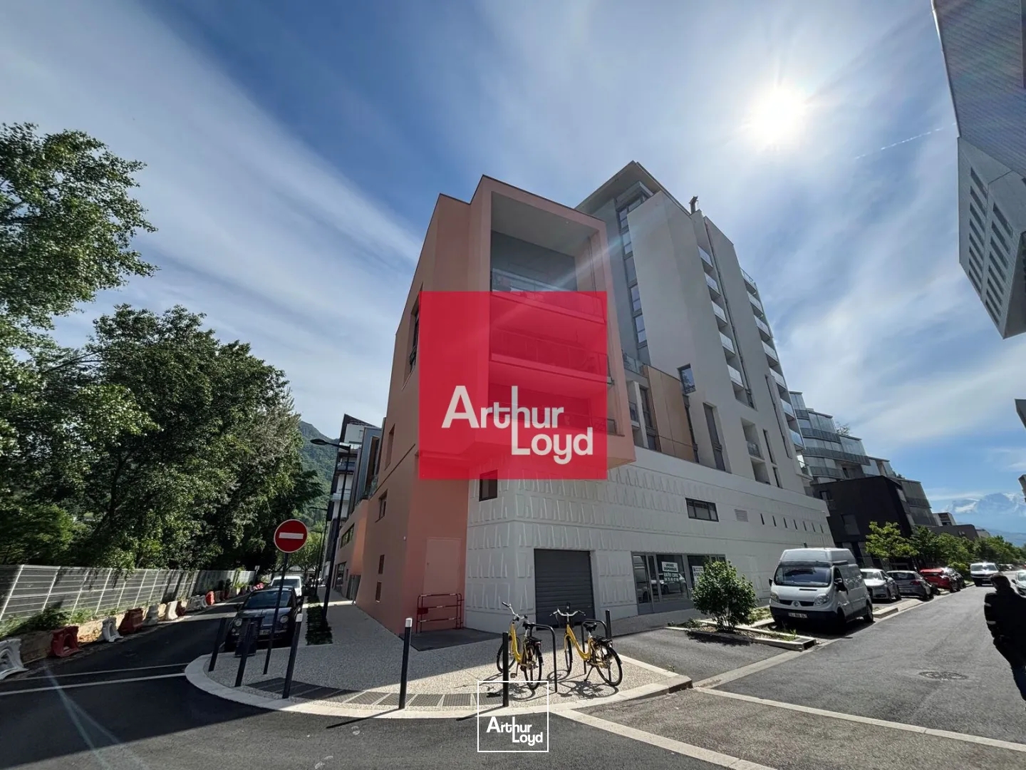 LOCAUX AVEC MEZZANINE BUREAUX OU ACTIVITE A VENDRE PRESQU'ILE GRENOBLE