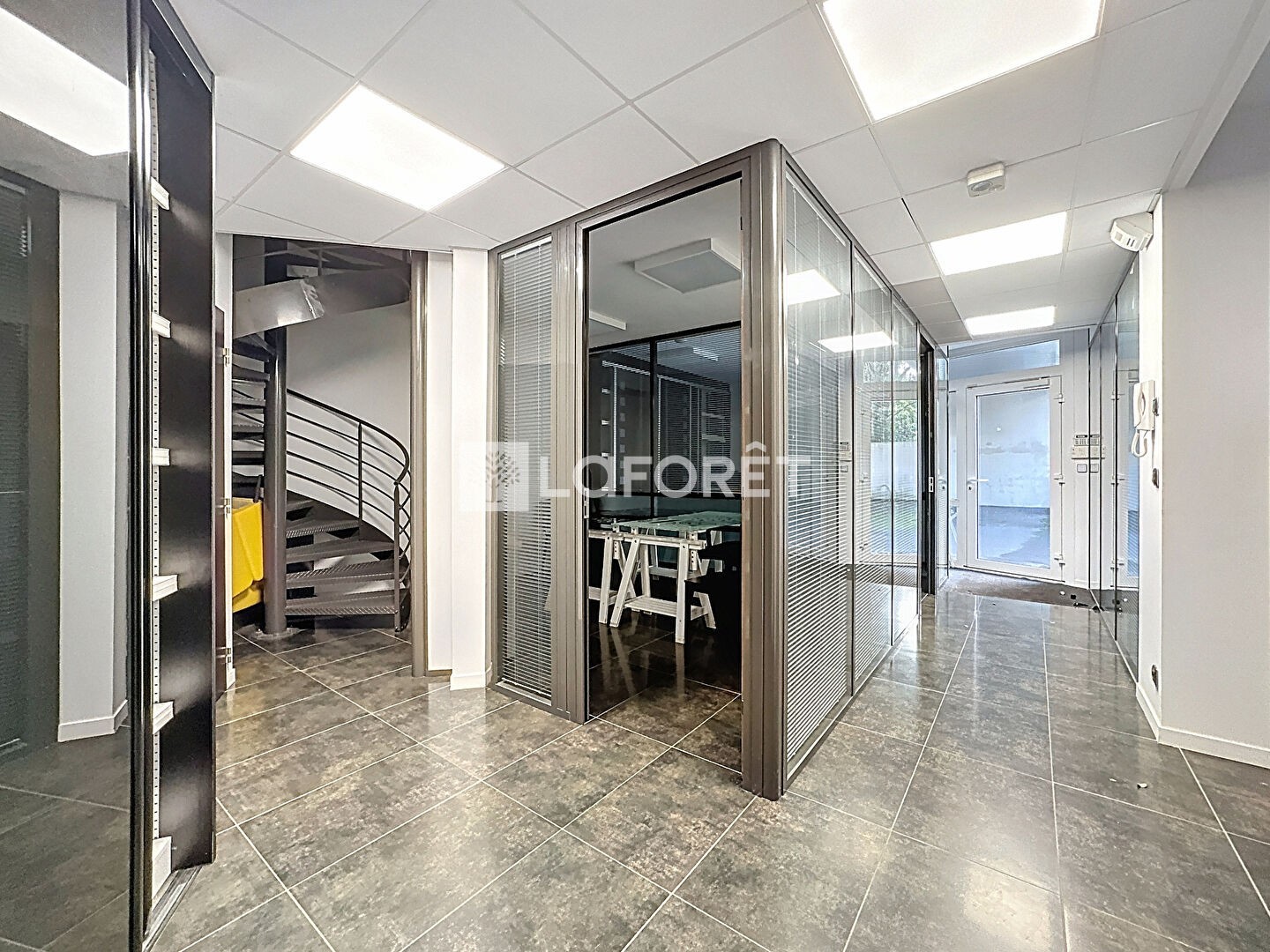 Local 8 pièces 142 m²