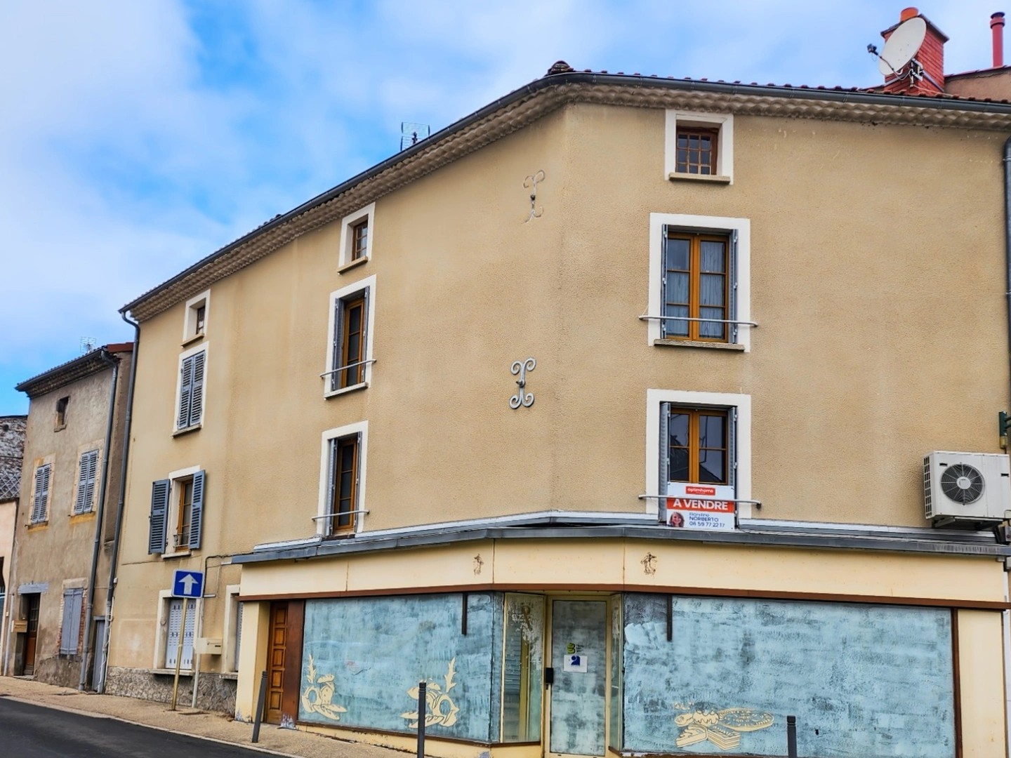 Maison d'habitation + studio + local commercial