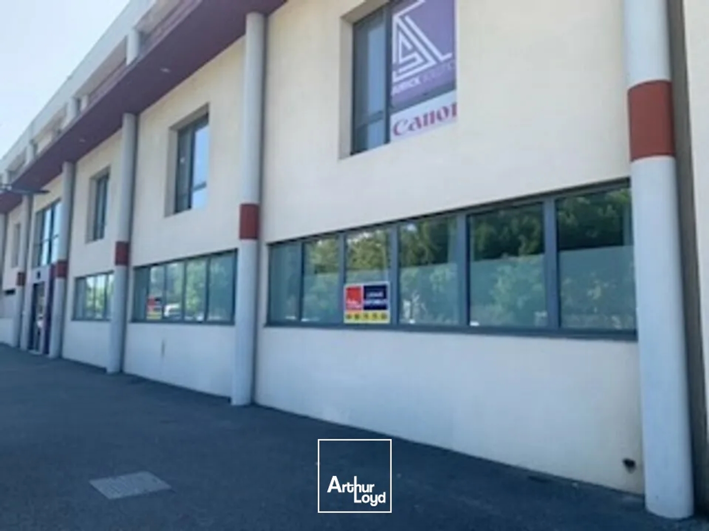 Bureaux à vendre à Avignon en rez-de-chaussée avec parkings et accès tram