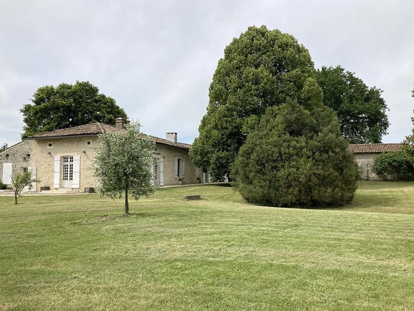 A 20mn de St André de Cubzac, charentaise de 285m2, 5 ch. sur parc arboré d'1 Ha avec piscine