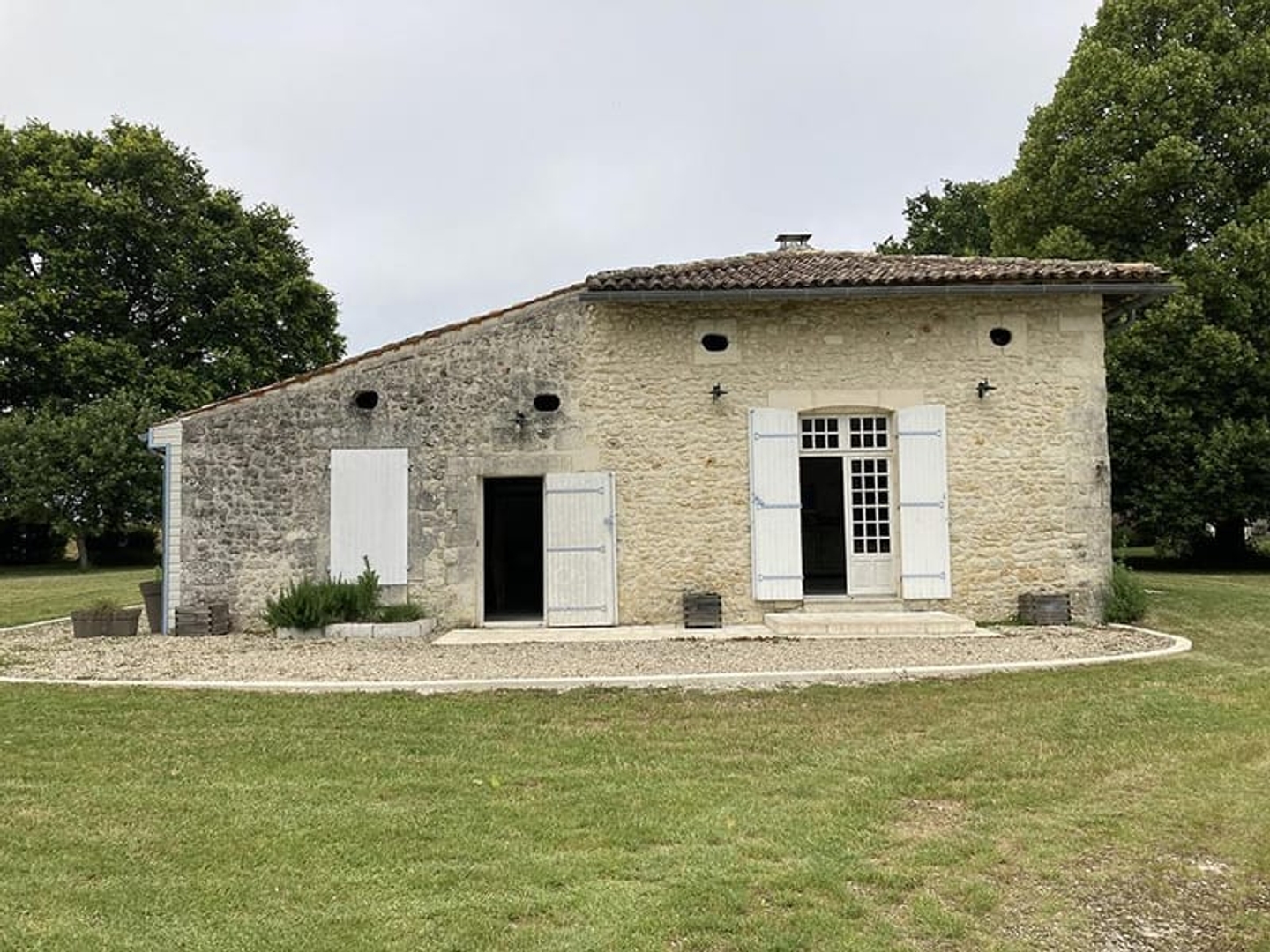 Maison à vendre - 10 pièces - 285m2 - Chepniers (17210)