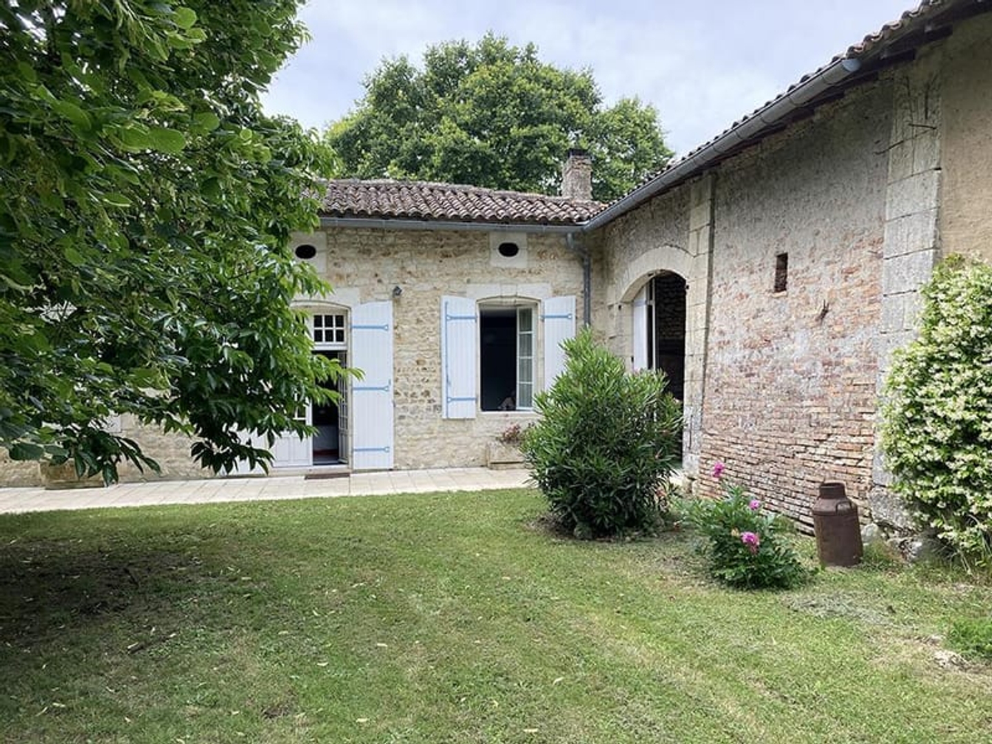 Maison à vendre - 10 pièces - 285m2 - Chepniers (17210)