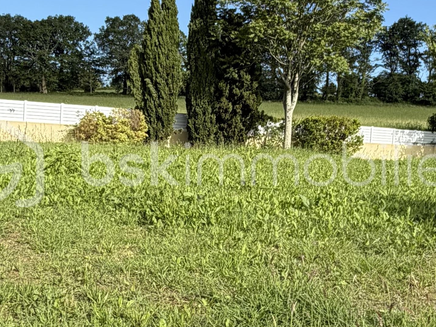 Terrain 1077 m²
