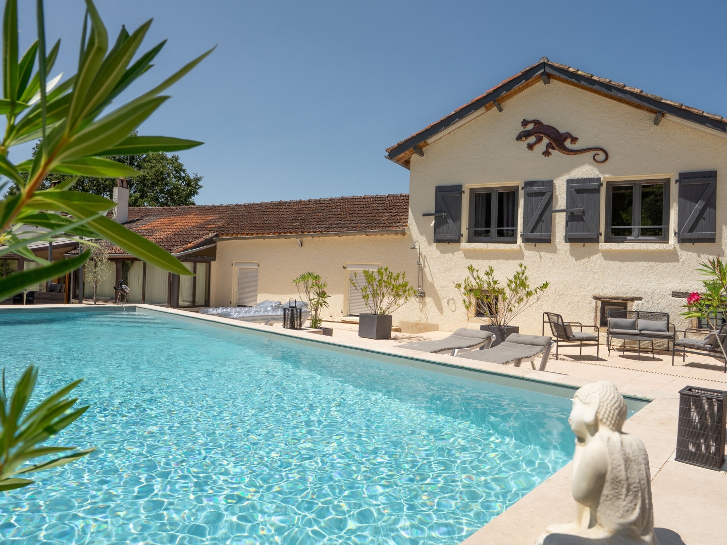 Agréable propriété en pierre avec une maison principale, une
