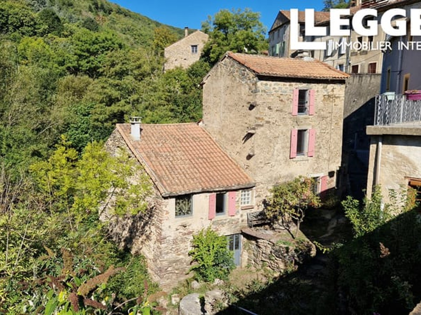 Magnifique ancien moulin à eau T4 en pierre, un bief et un étang, un jardin en terrasse, parking à proximité.