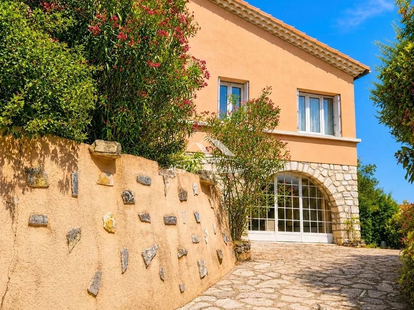 A Alès, maison d'environ 142 m² avec terrain attenant proche des commodités