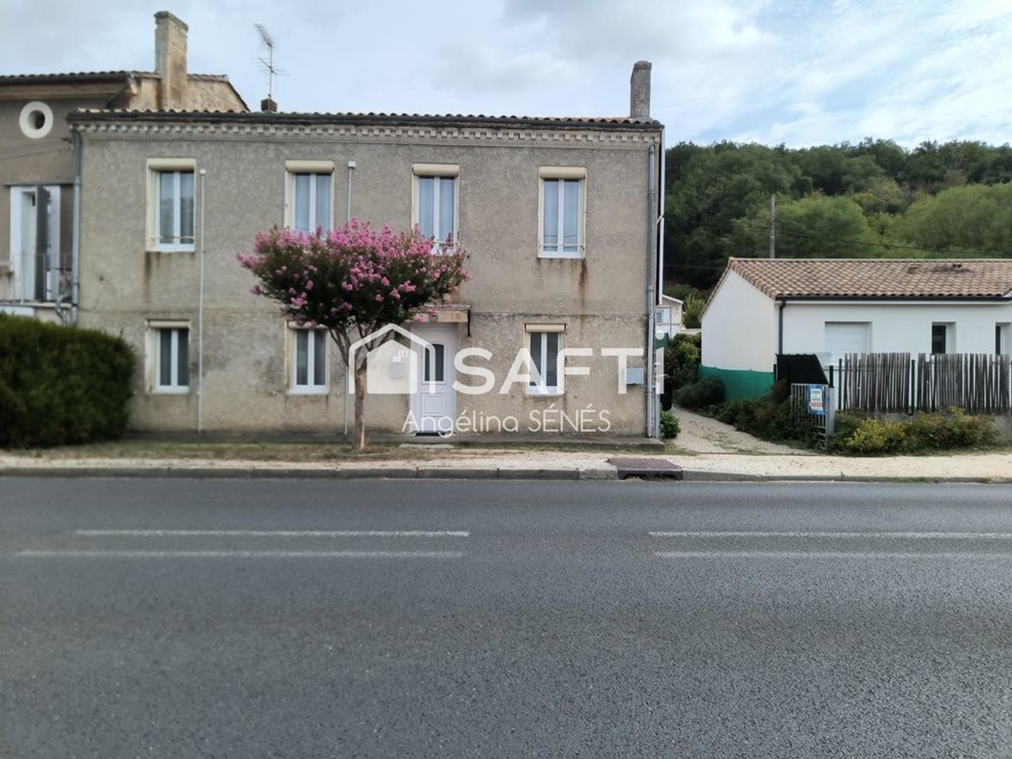 Maison en pierre avec dépendance