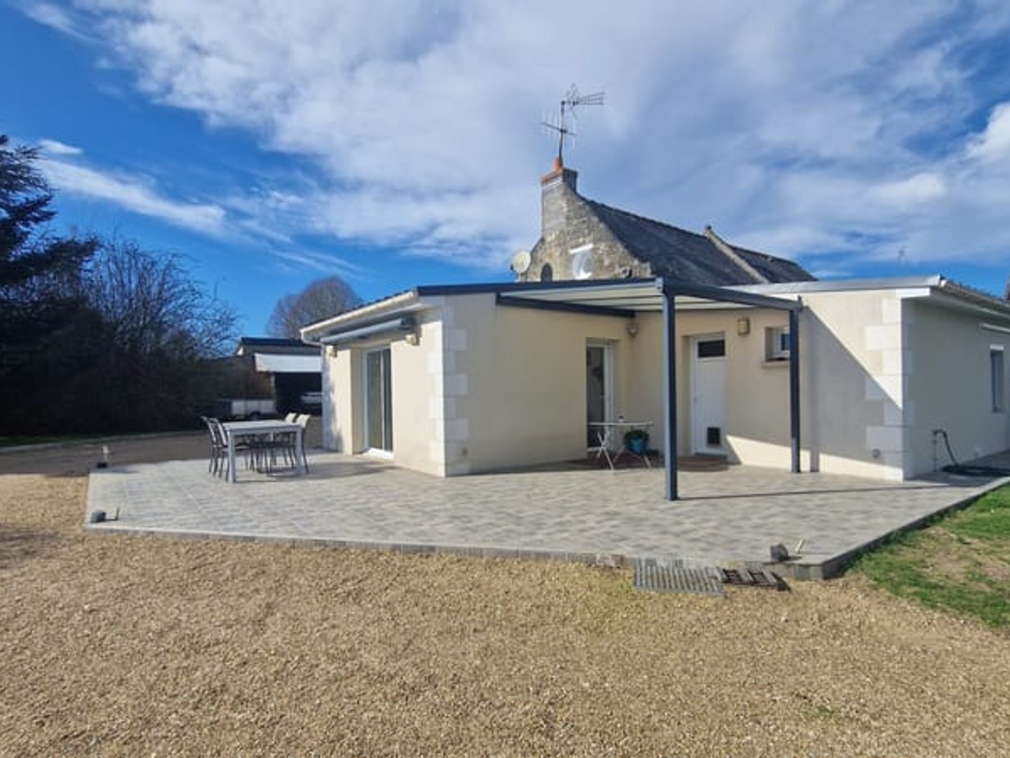 Ensemble immobilier en pierre Maison familiale et studios