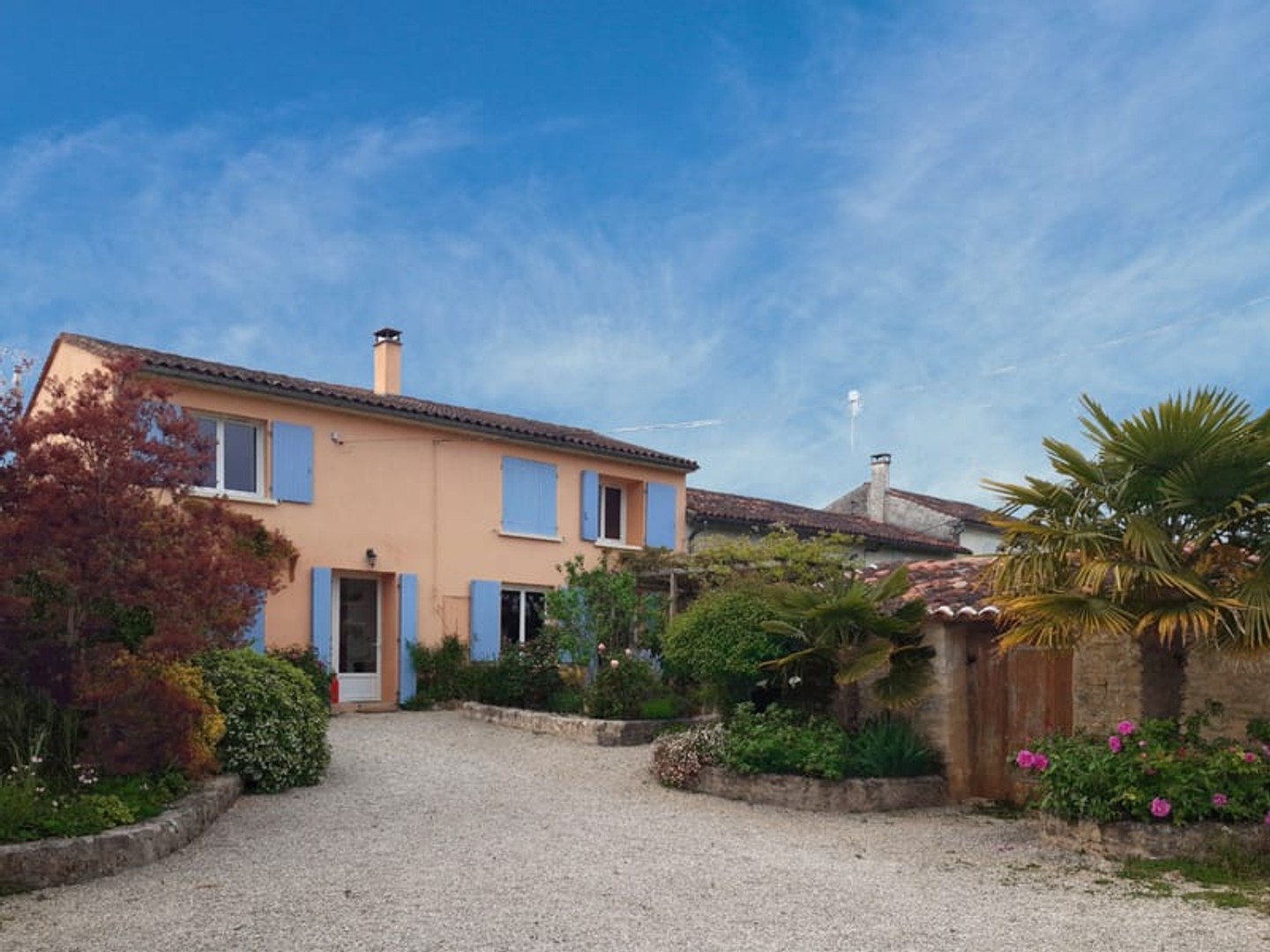 MAISON CHARENTAISE dans un hameau paisible avec son parc arboré