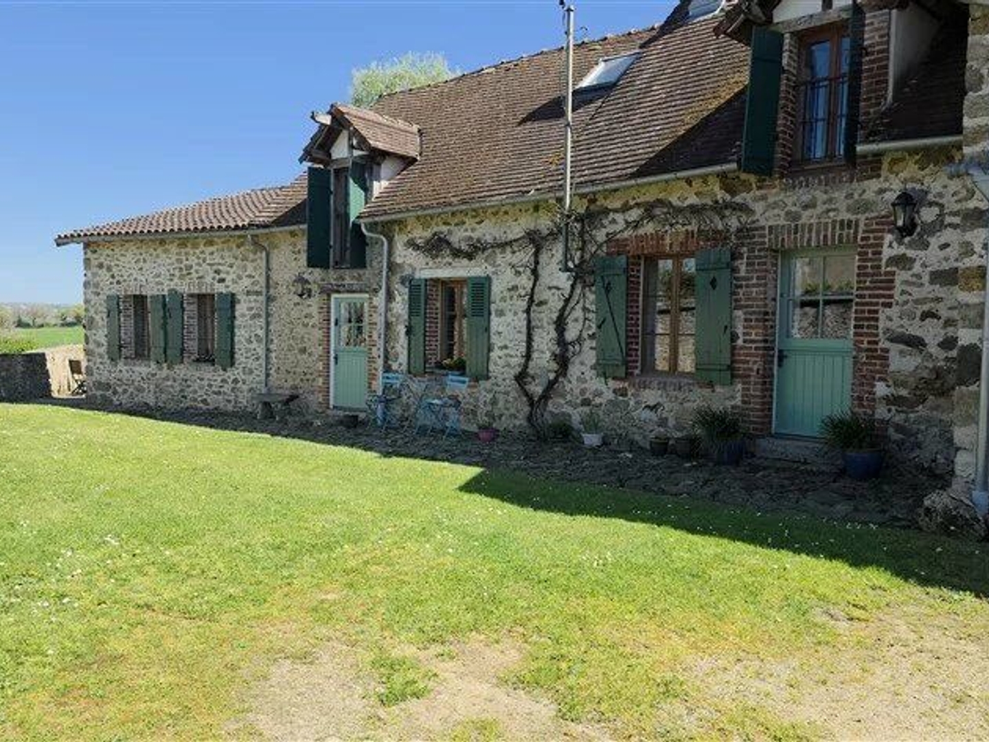 3 maisons rénovées avec 2 granges, 1km de Magnac Laval 87