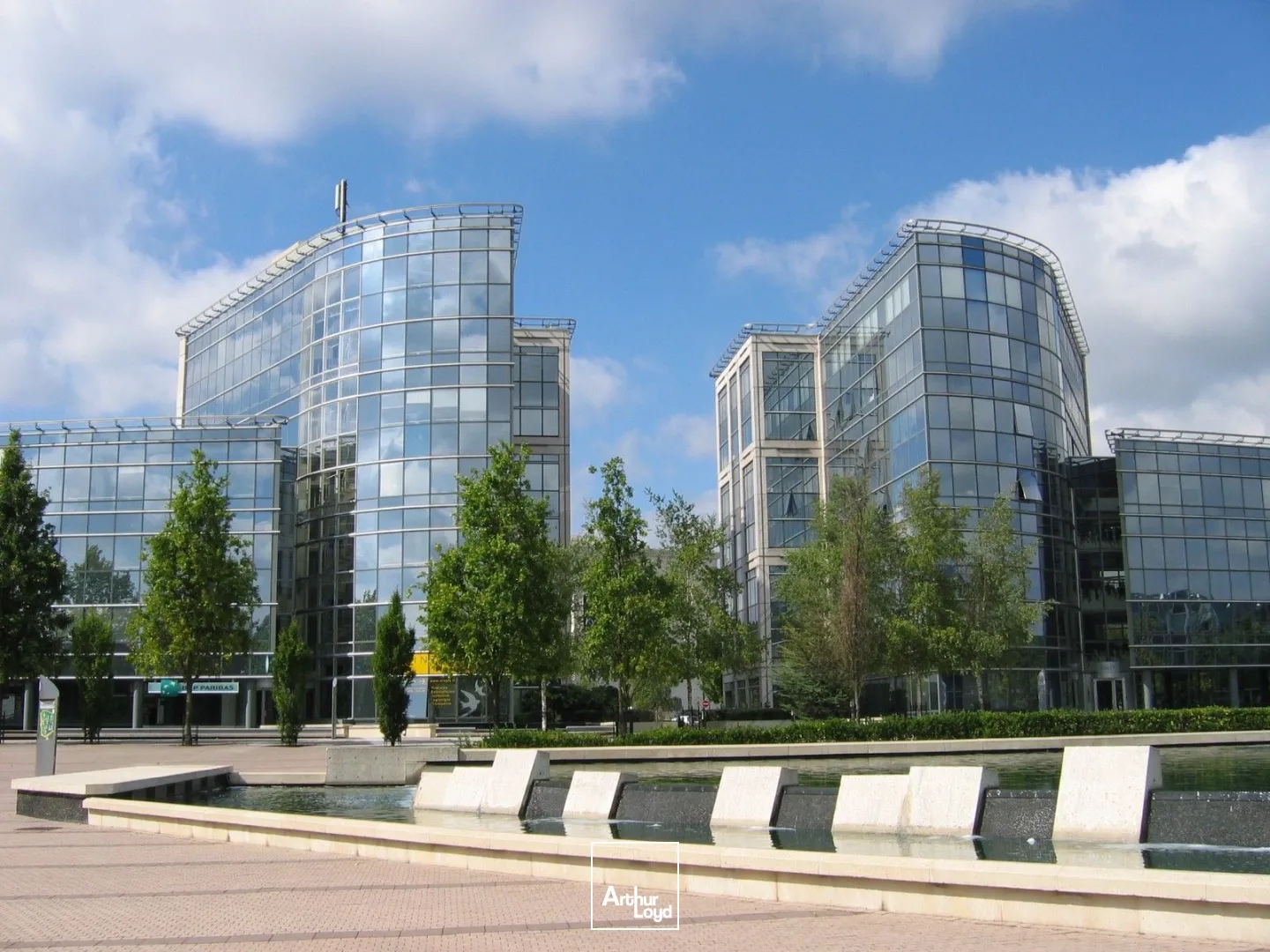 Bureaux rénovés à vendre Villepinte au pied du RER B avec modularité