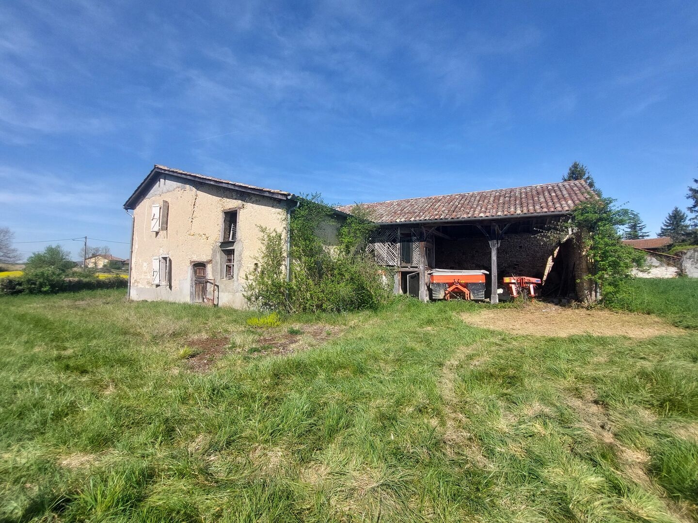 ANCIENNE FERME AVEC DEPENDANCES À RENOVER SECTEUR "AURIGNAC"...
