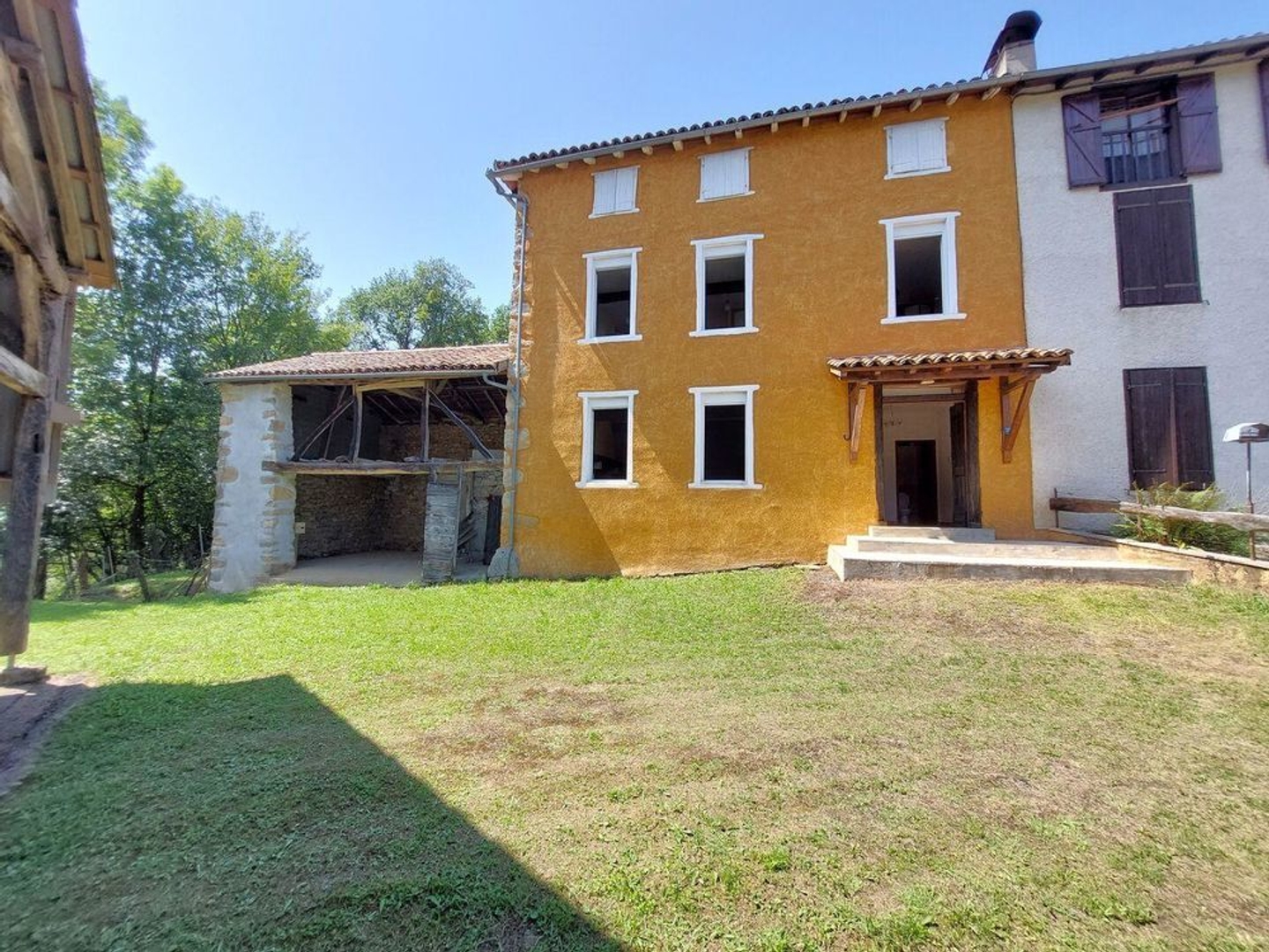 MAISON RENOVEE AVEC DEPENDANCES ET VUE PYRENEES SECTEUR "PROCHE ASPET" ...