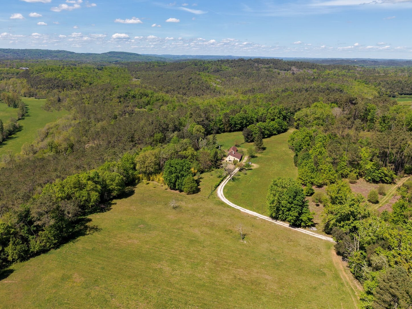 Secteur GOURDON, Maison en pierre isolée en pleine nature avec grange, dépendances sur 2.4 ha de prairie et de bois