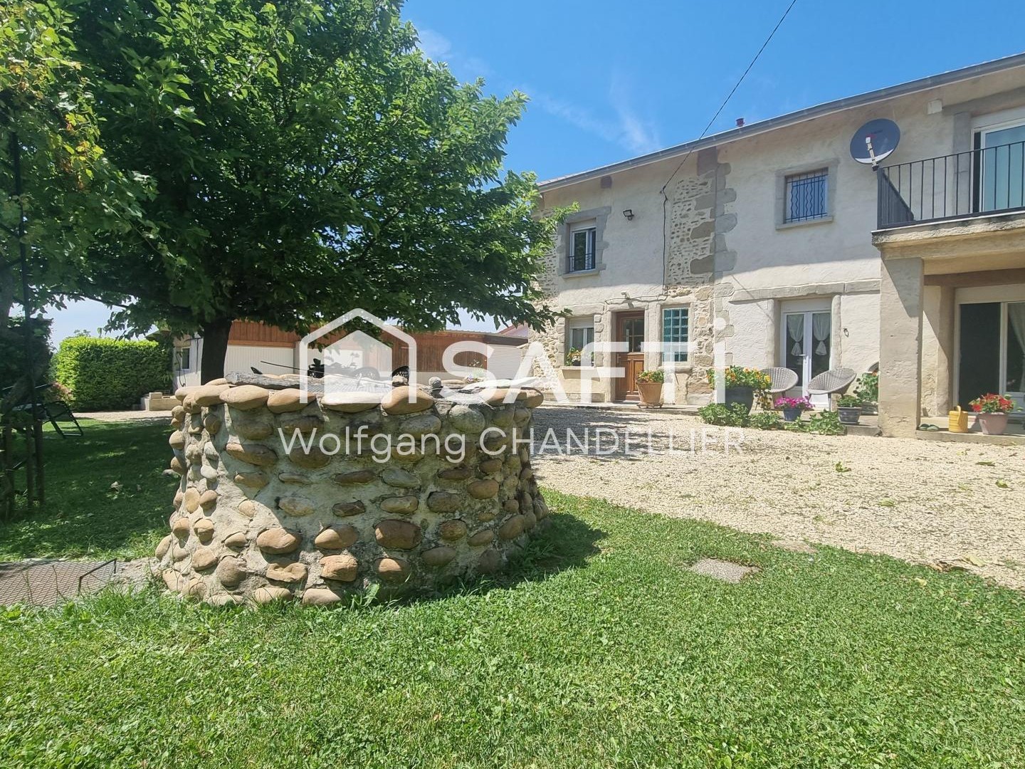 Ensemble de 2 maisons et nombreuses dépendances!