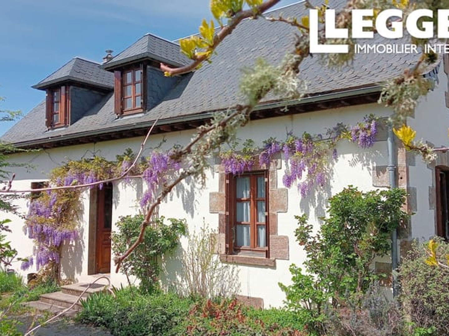 Adorable maison de caractère habitable de plain pied avec grand jardin arboré. Bon rapport qualité/prix.
