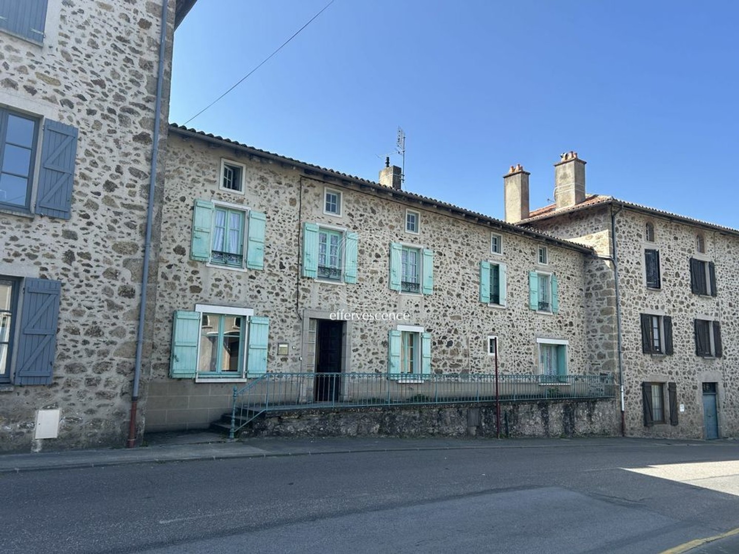 ROCHECHOUART : maison T6 (208 m²) à vendre