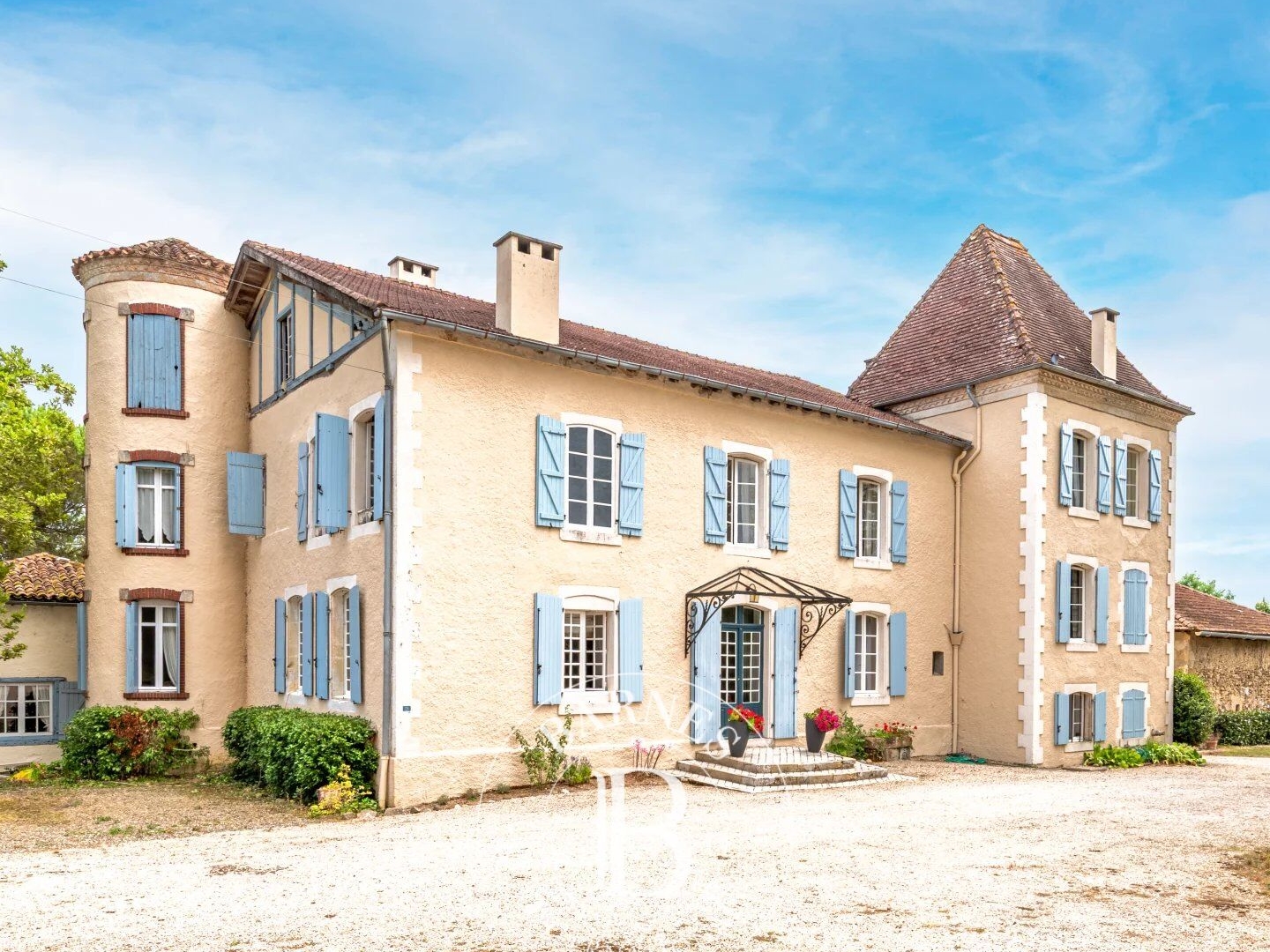 HAGETMAU , CHÂTEAU DU XVIIème AVEC DÉPENDANCES SUR 3 HECTARES