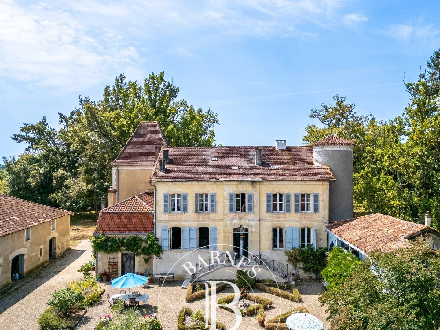 HAGETMAU , CHÂTEAU DU XVIIème AVEC DÉPENDANCES SUR 3 HECTARES