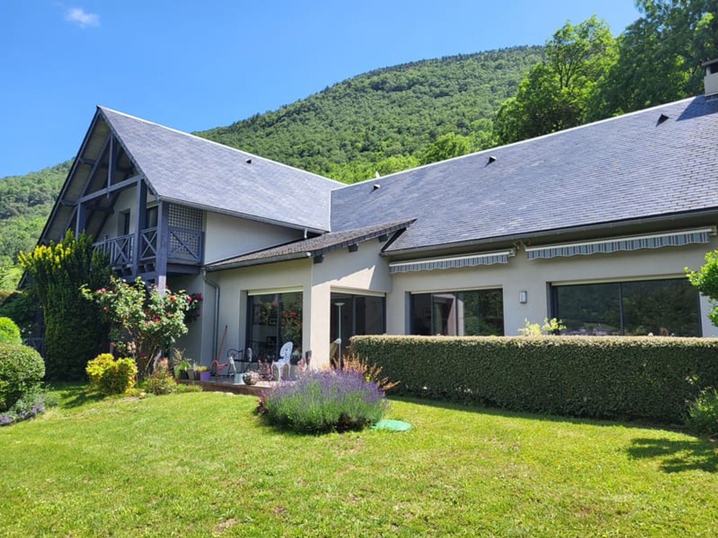 Maison familiale de haut de gamme avec vue sur les montagnes