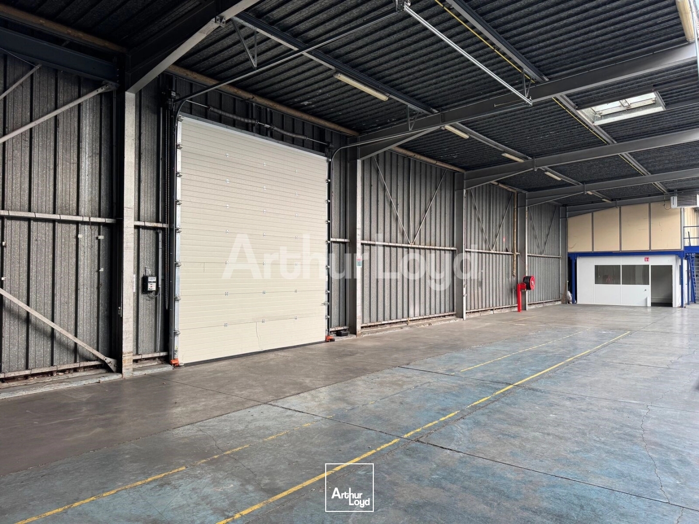 Entrepôt à vendre à La Chapelle-d'Armentières bâtiment indépendant sécurisé