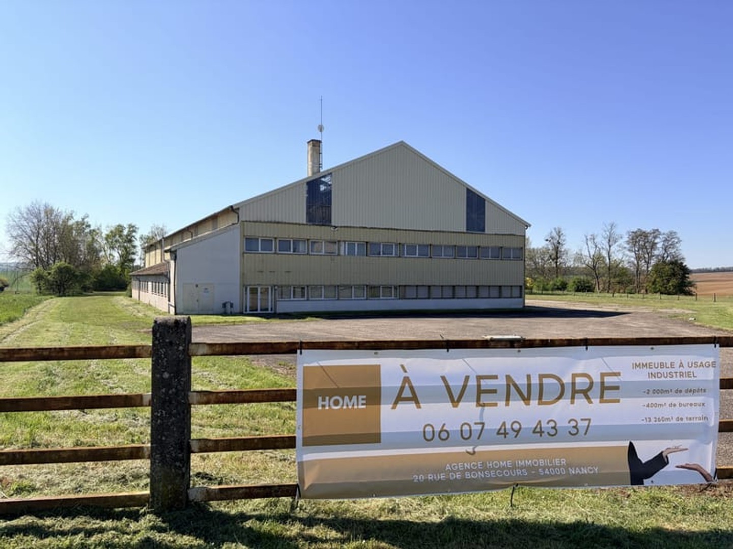 Immeuble industriel 2400 m²