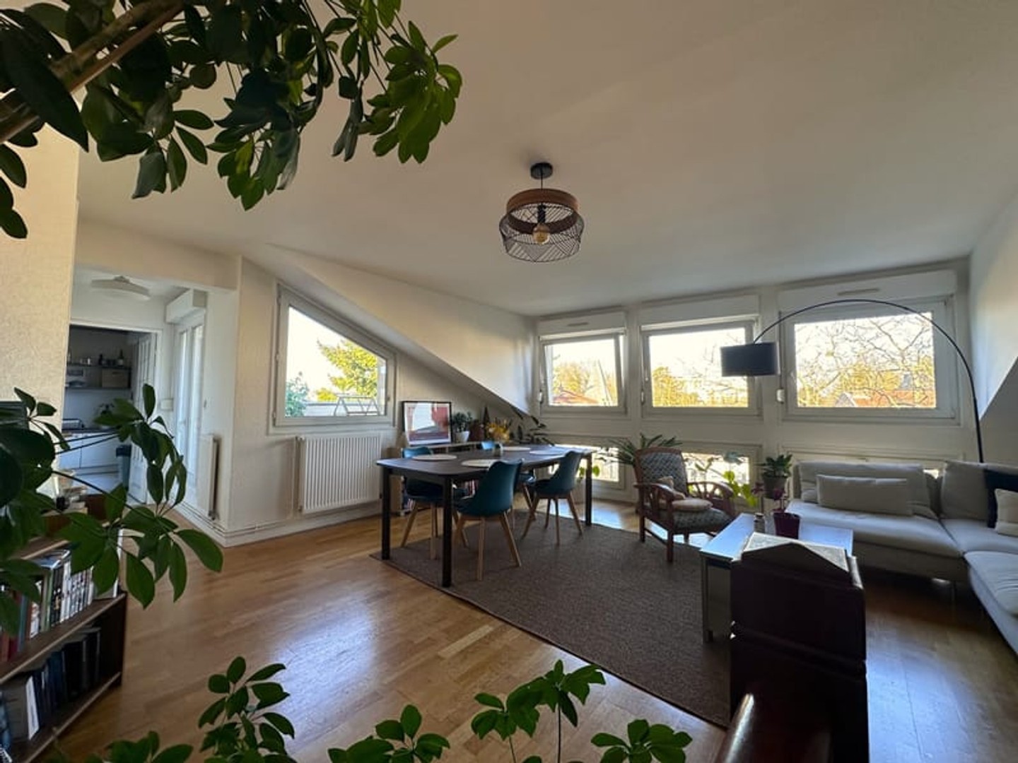 Duplex au calme, terrasse et parking.
