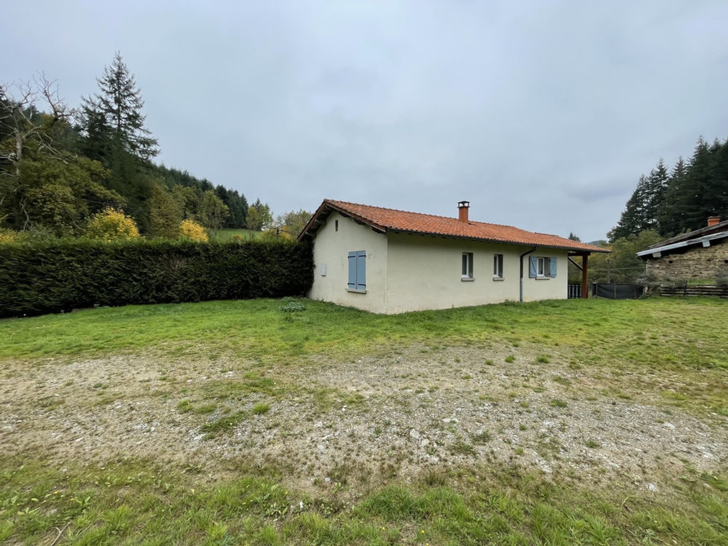 Villa 2 chambres avec grand sous-sol et terrain attenant.