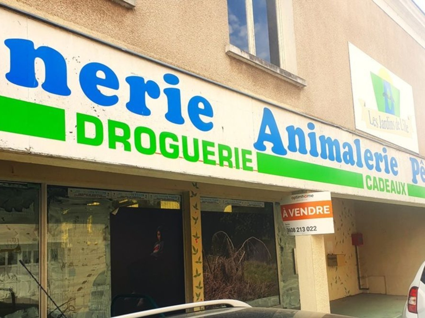 VENTE ou LOCATION - Centre ville de l'Ile Bouchard, beau local d'activité - 310 m² au sol et belle vitrine - Nombreuses possibil