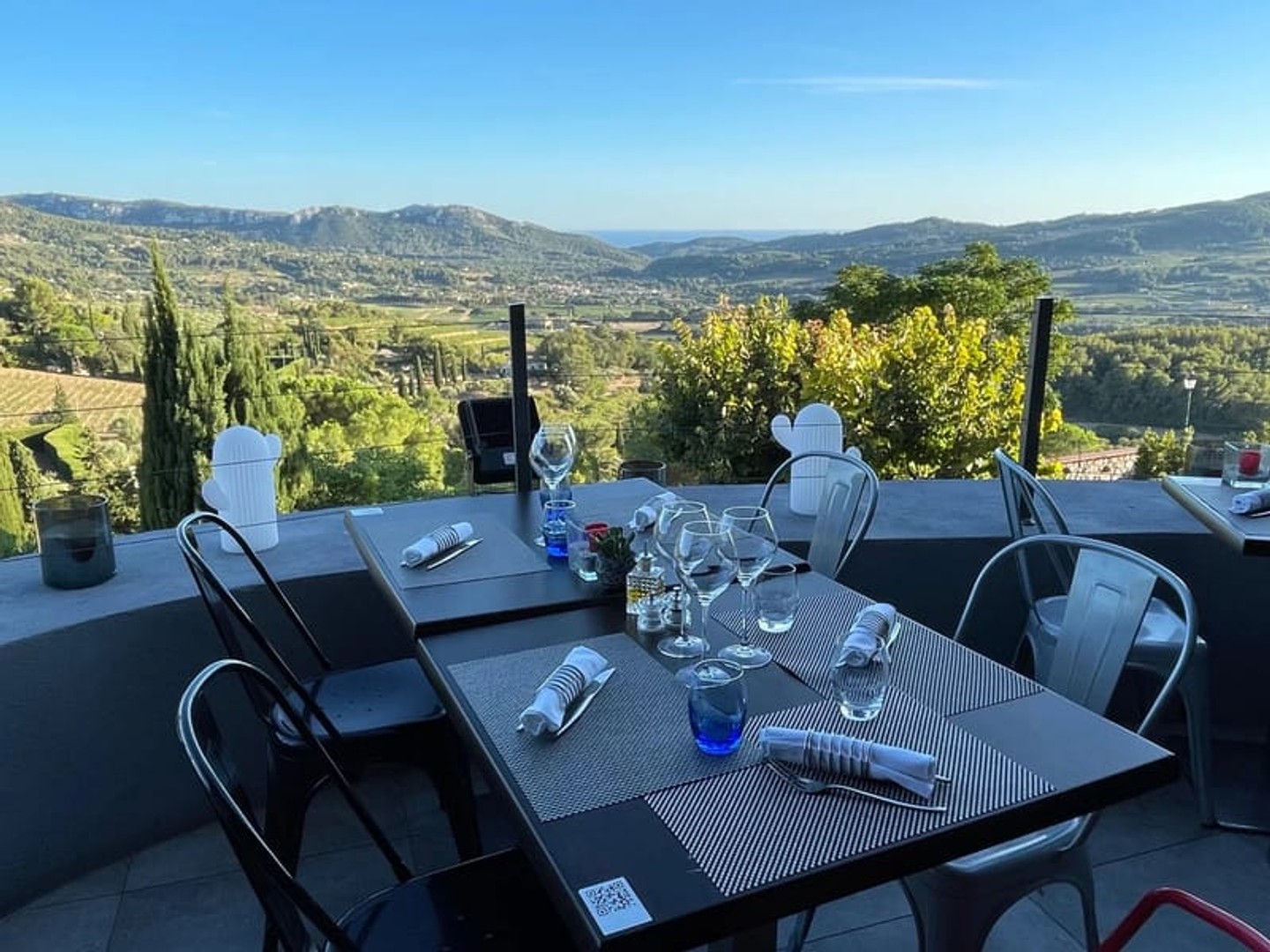 LE CASTELLET VENTE MURS RESTAURANT AVEC TERRASSE ET MAGNIFIQUE VUE MER