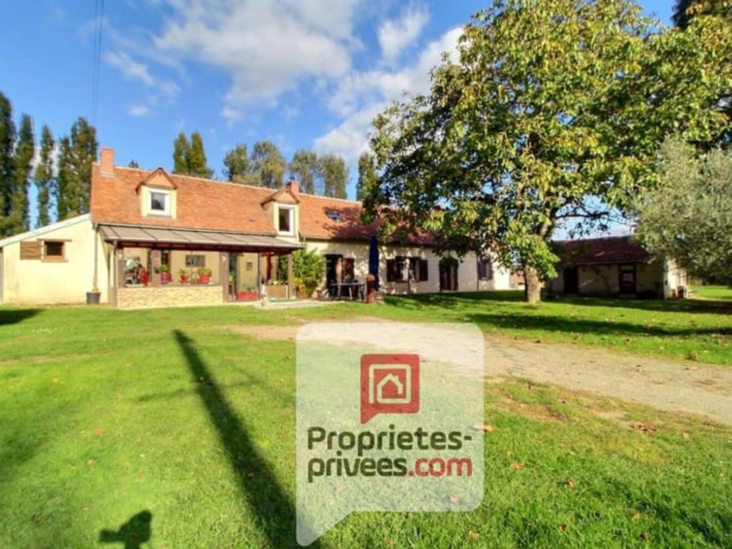 A VENDRE à 1h de PARIS - SUPERBE PROPRIETE avec PISCINE, MARE, DEPENDANCES, TERRAIN 2,3 HECTARES