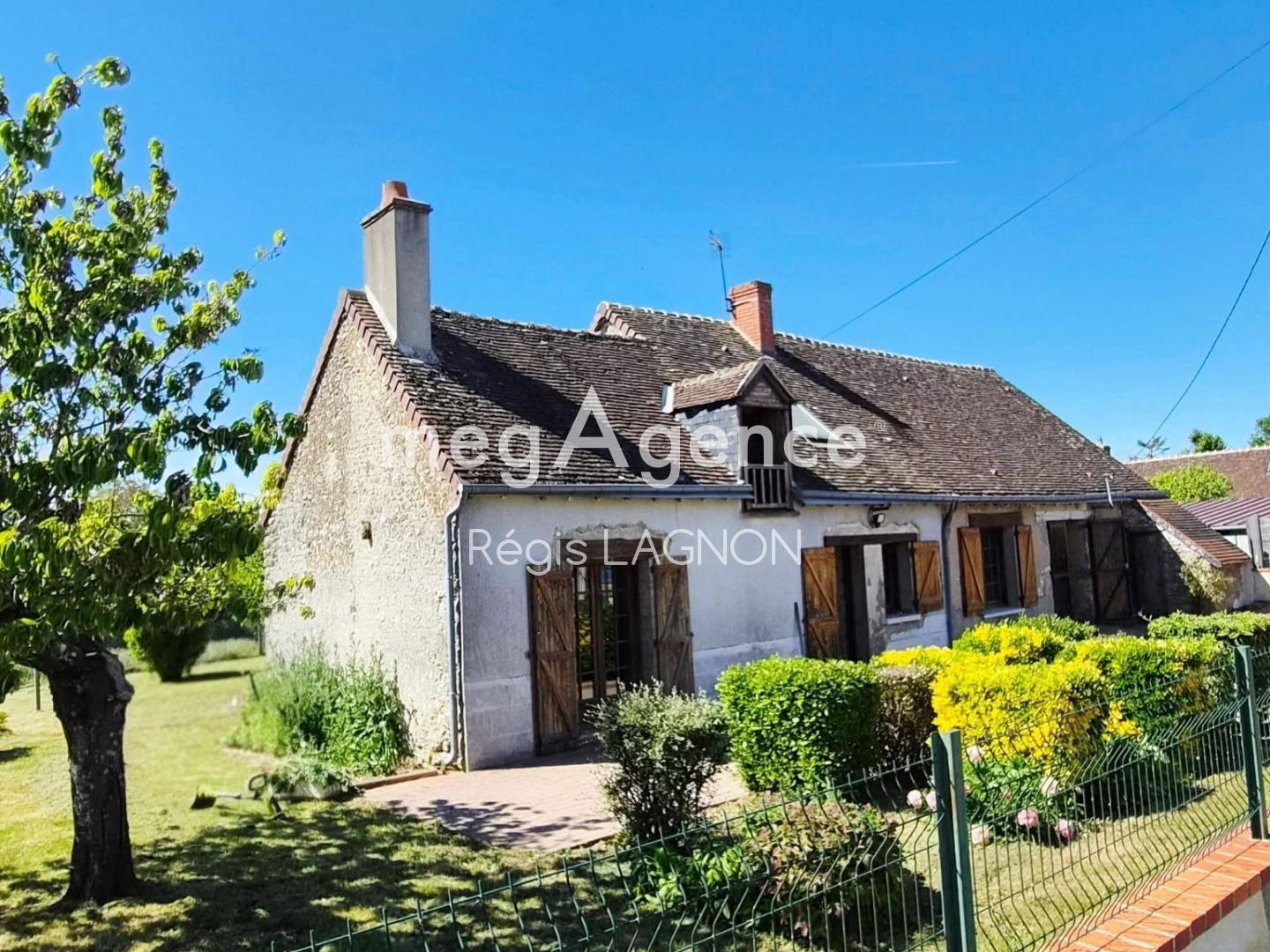 Amoureux de l'authentique et du calme, cette maison type longère de près de 80m2 saura vous séduire par son charme et son potentiel.