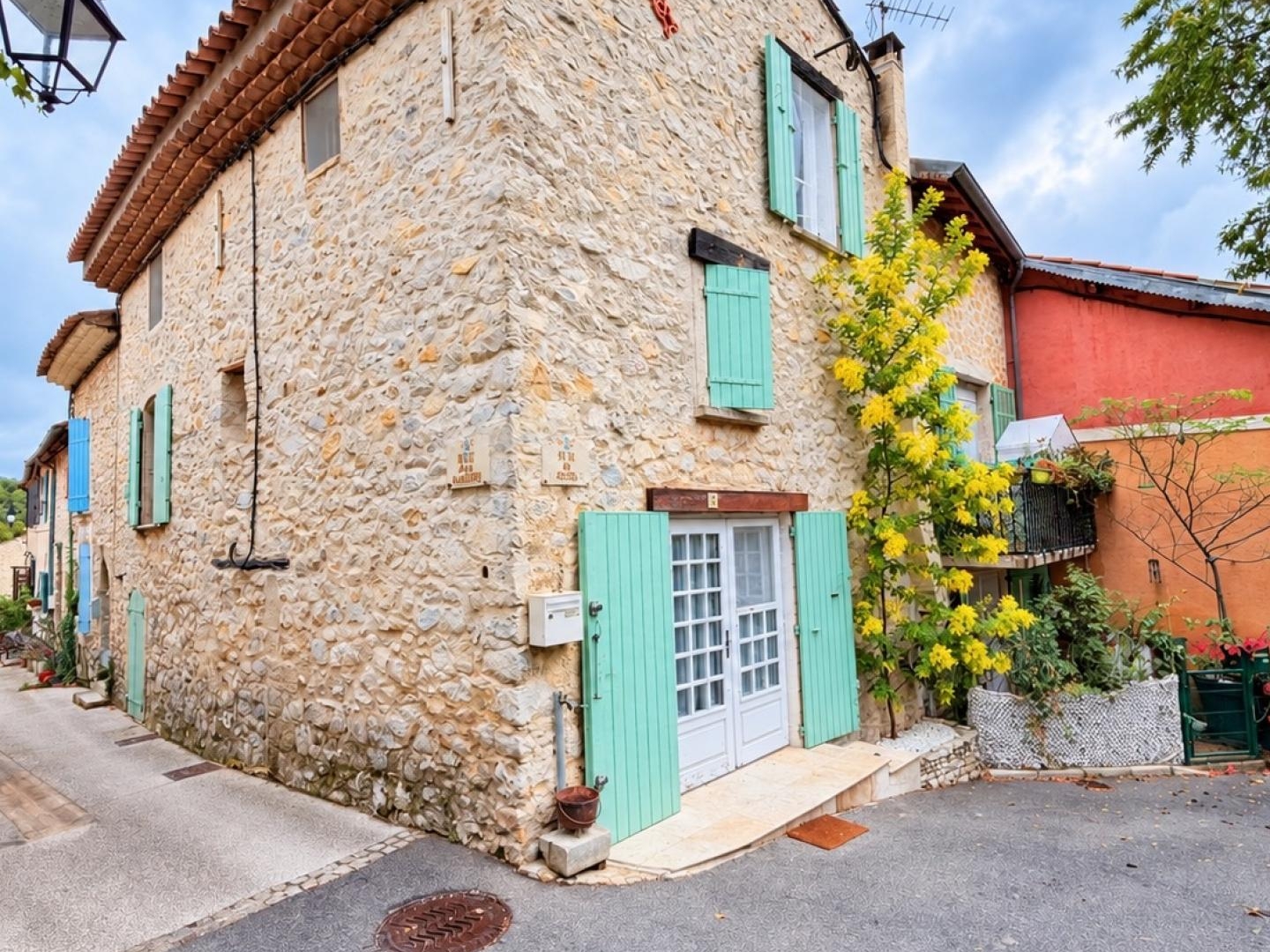 Une maison de village en pierre, un jardin à part... et toute l'âme du Luberon