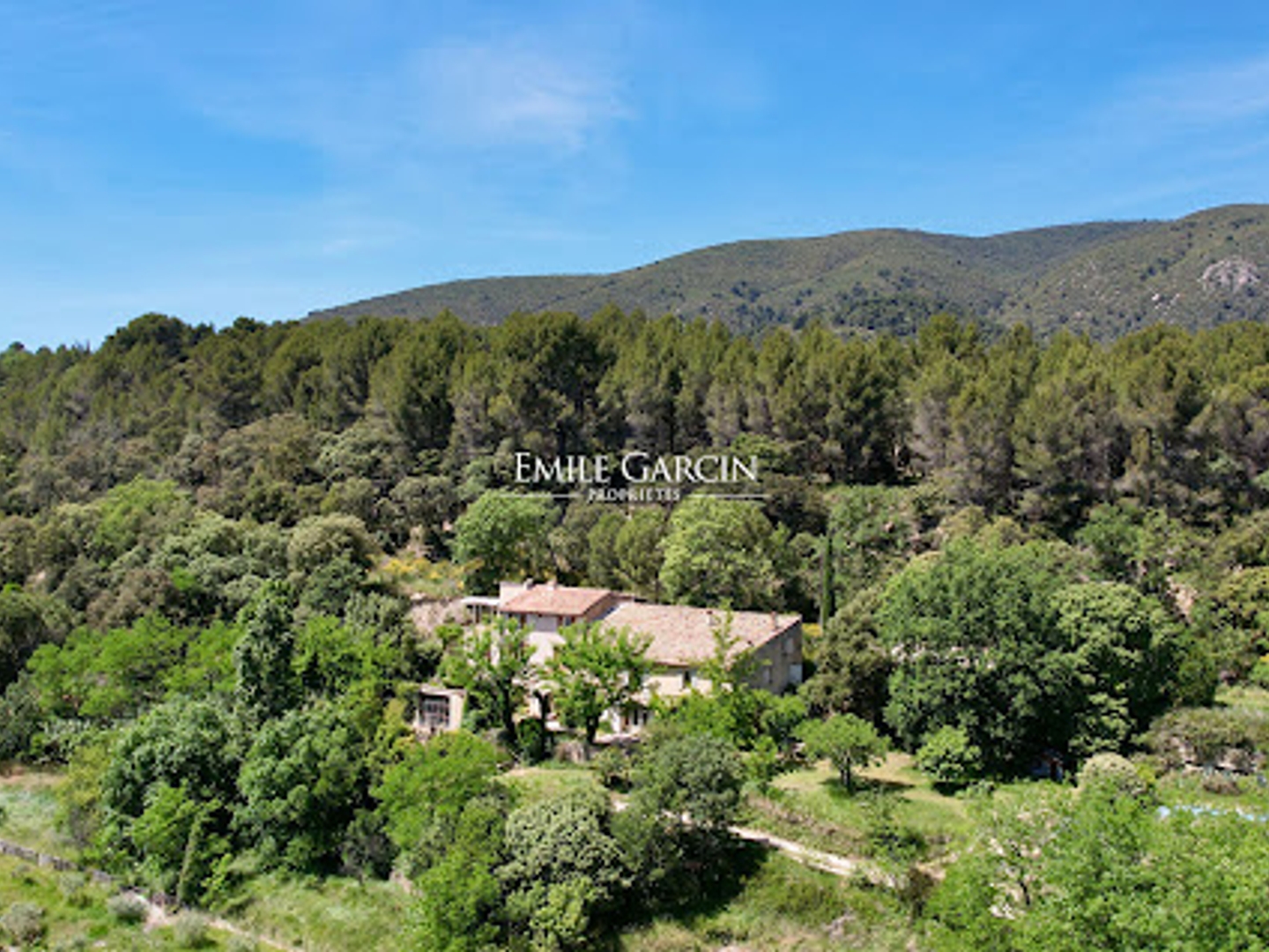 Maison à vendre - 13 pièces - 400m2 - Vaugines (84160)