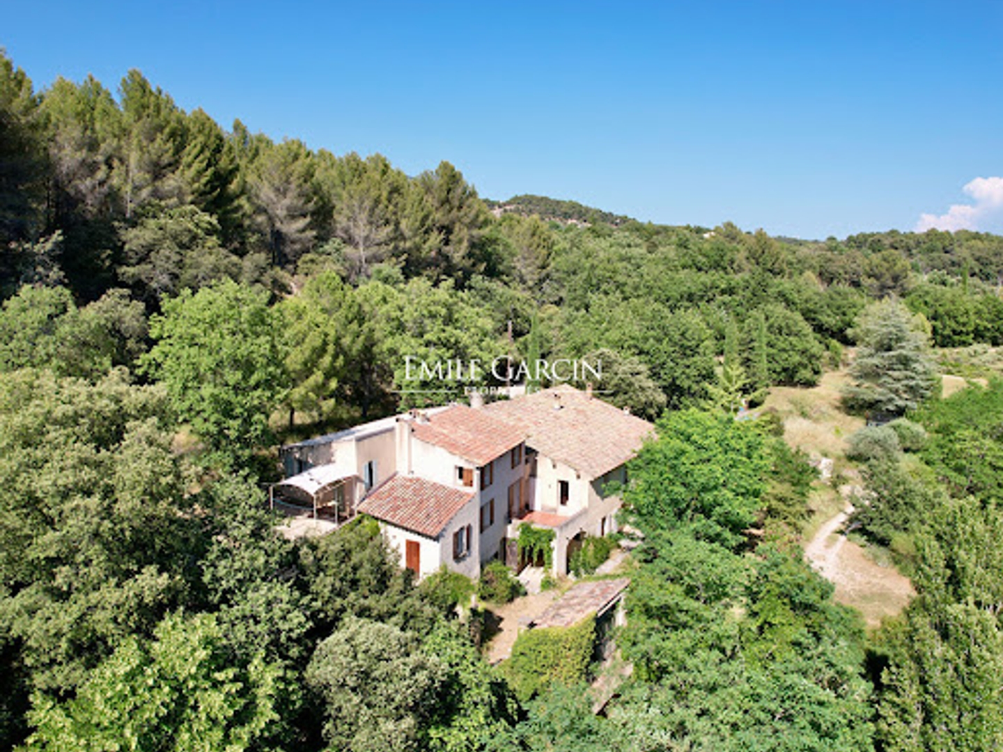Maison à vendre - 13 pièces - 400m2 - Vaugines (84160)
