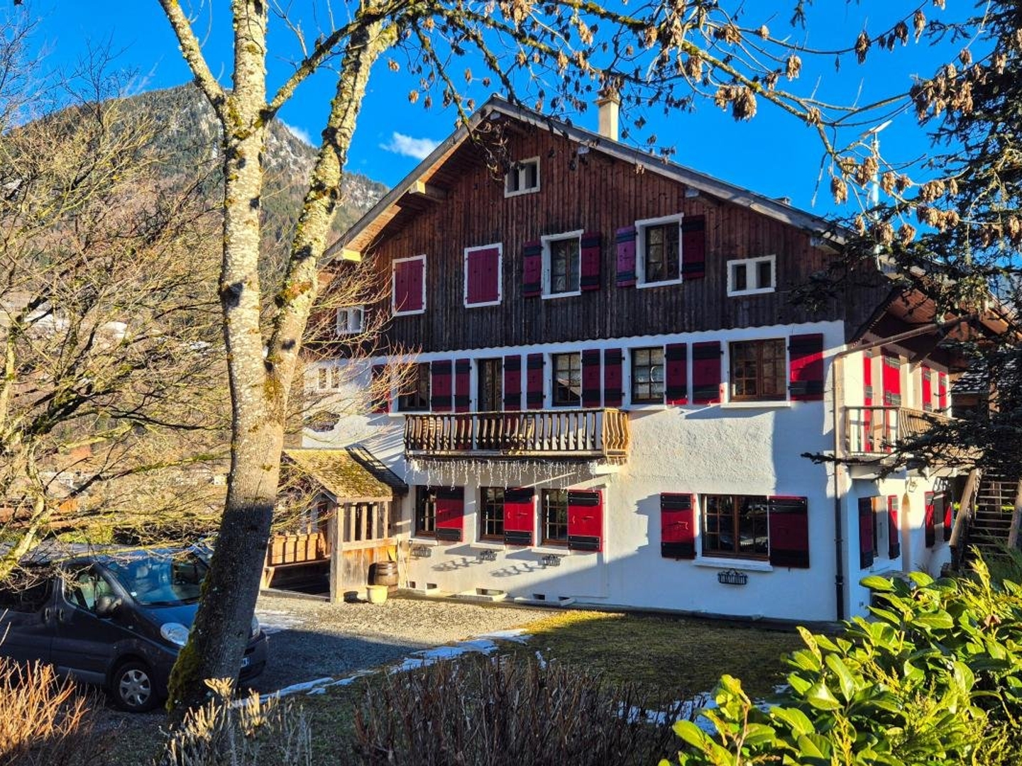 Vaste chalet alpin avec duplex indépendant, grand jardin et excellent potentiel locatif, idéal pour une famille ou un projet multigénérationnel