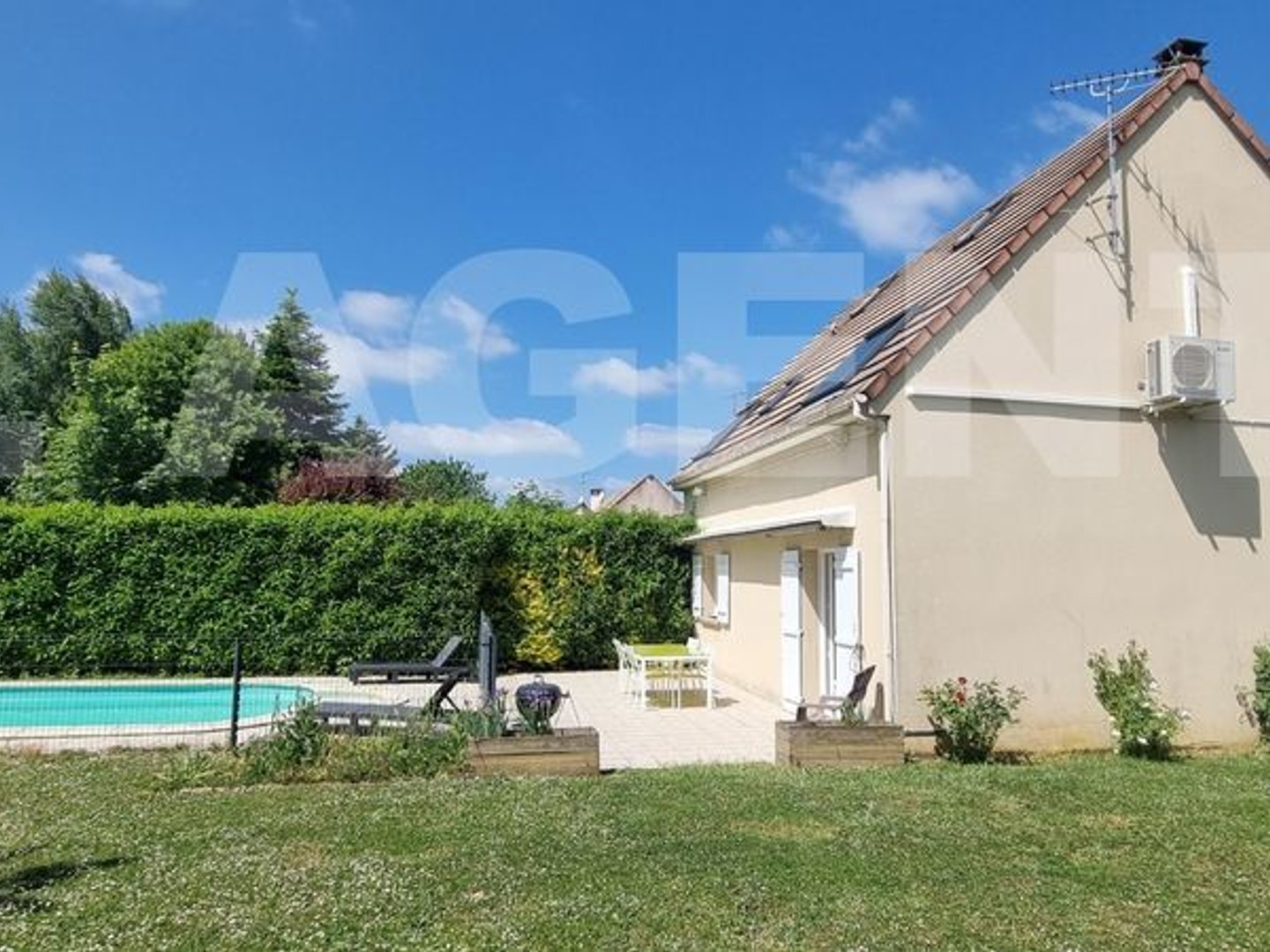 Secteur recherché : MAISON INDIVIDUELLE 110 m2 , 4 pièces avec jardin , piscine et garage