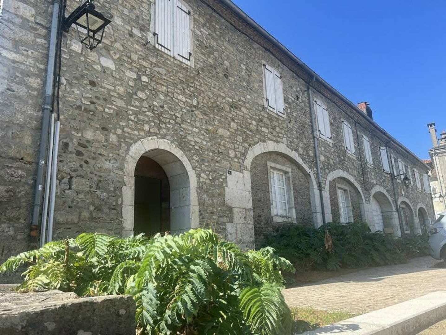 Ancienne halle à vendre à Sauveterre-de-Béarn