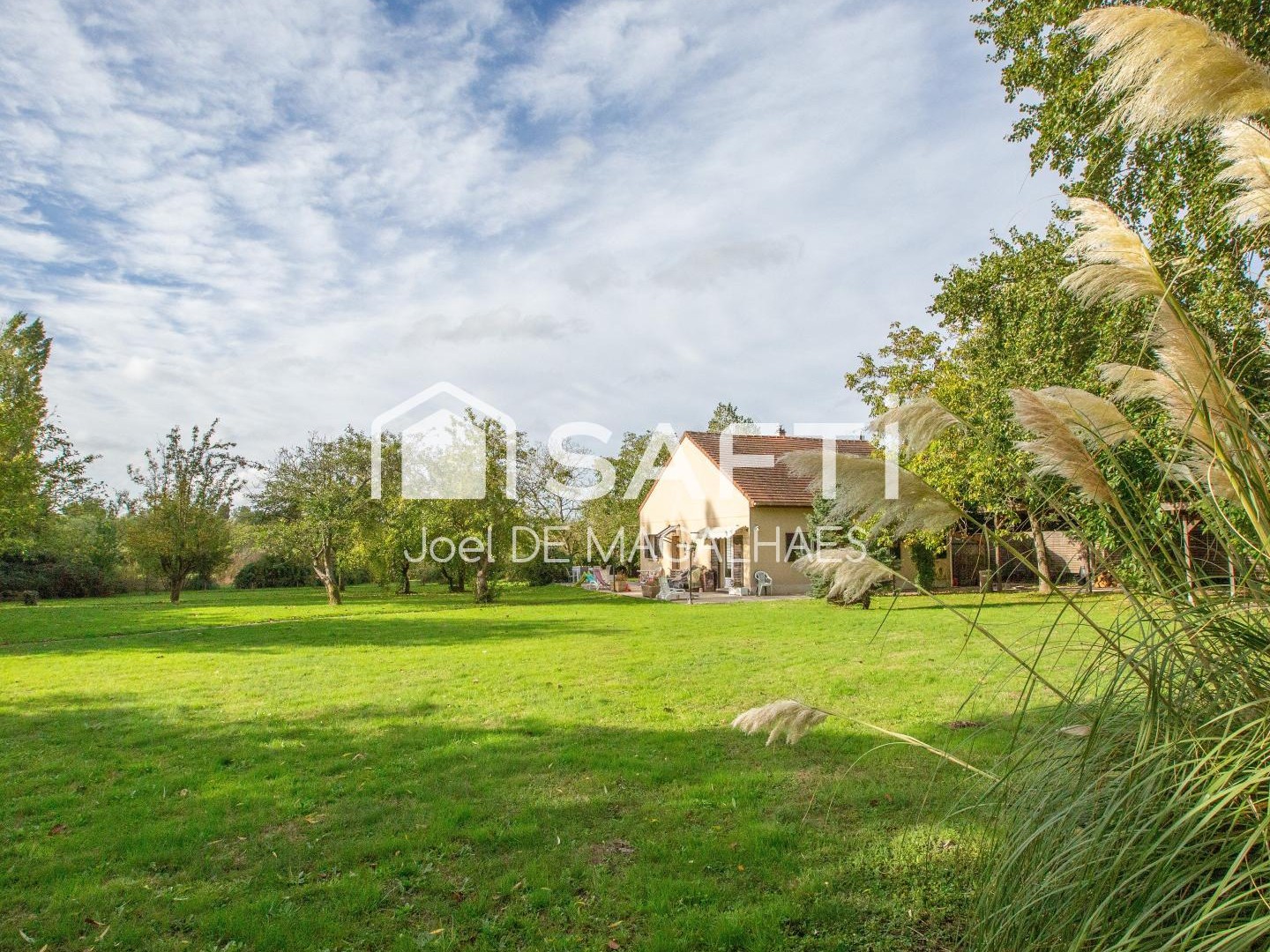 SUPERBE MAISON FAMILIALE -140 M2- 8 500 m2 de Terrain.