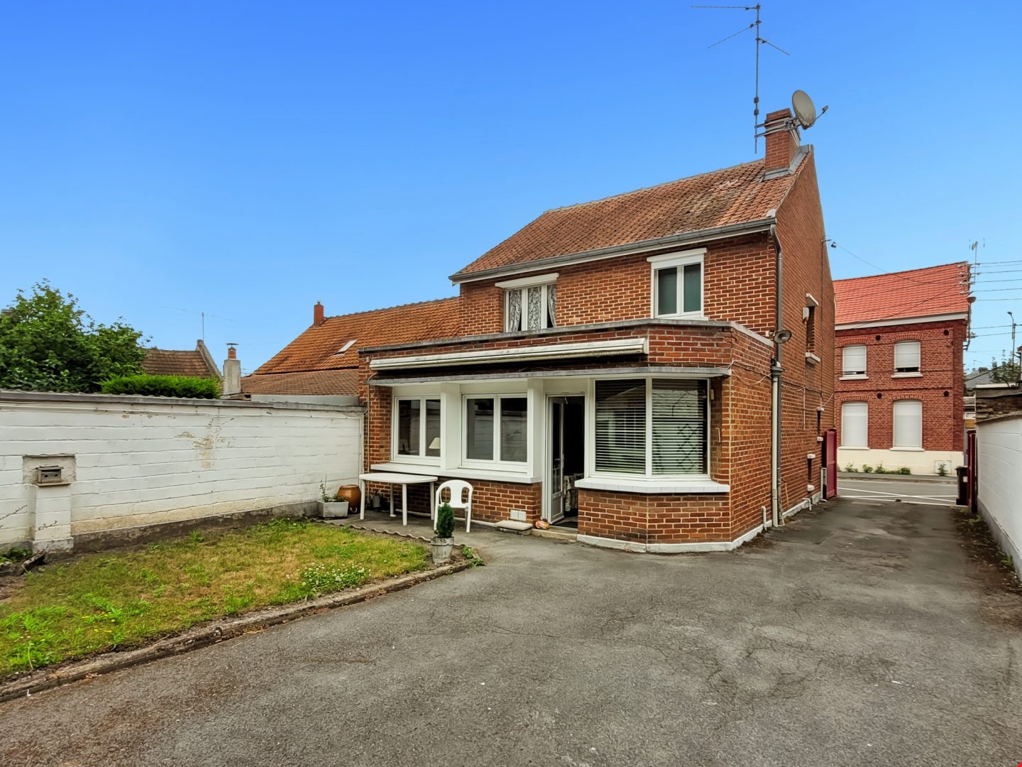 Maison semi-individuelle avec 3 chambres, jardin et 3 garages !