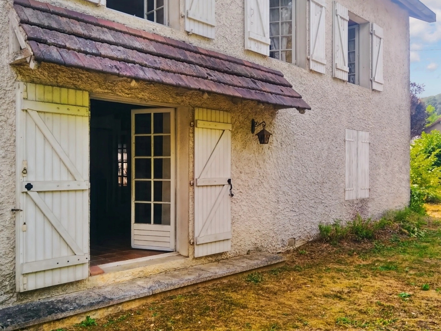 Maison en bord de rivière avec son parc