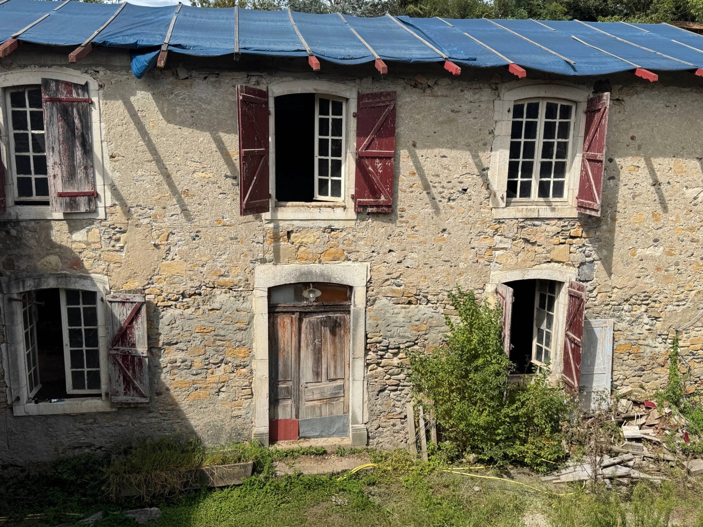 Corps de ferme béarnais à rénover avec terres.