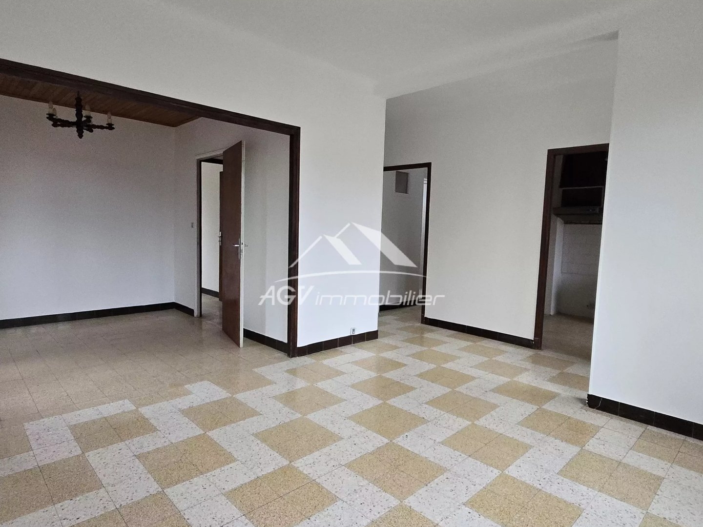 Maison avec deux logements et terrain constructible